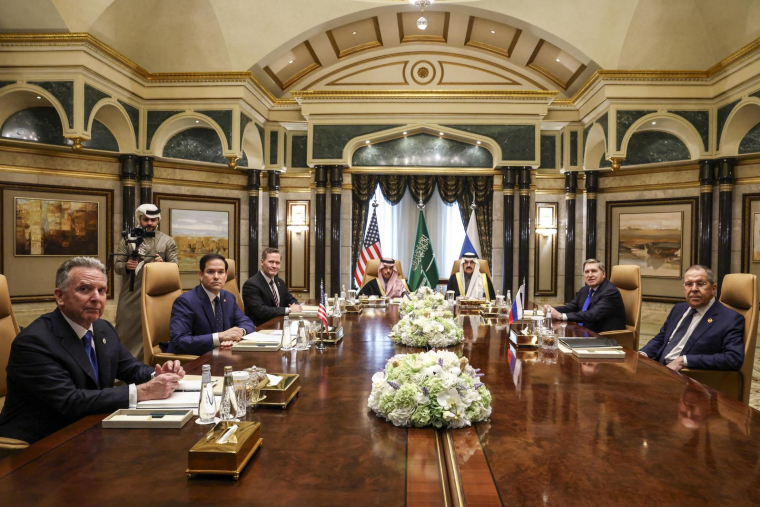 (De gauche à droite) Steve Witkoff (envoyé spécial des Etats-Unis pour le Moyen-Orient, Mike Waltz (conseiller à la sécurité nationale), le prince Faisal bin Farhan al-Saud (ministre saoudien des Affaires étrangères), Yuri Ouchakov (conseiller en politique étrangère du président russe)et Sergueï Lavrov (ministre russe des Affaires étrangères) assistent ensemble à une réunion au palais de Diriyah à Riyad, le 18 février 2025. ( POOL / EVELYN HOCKSTEIN )