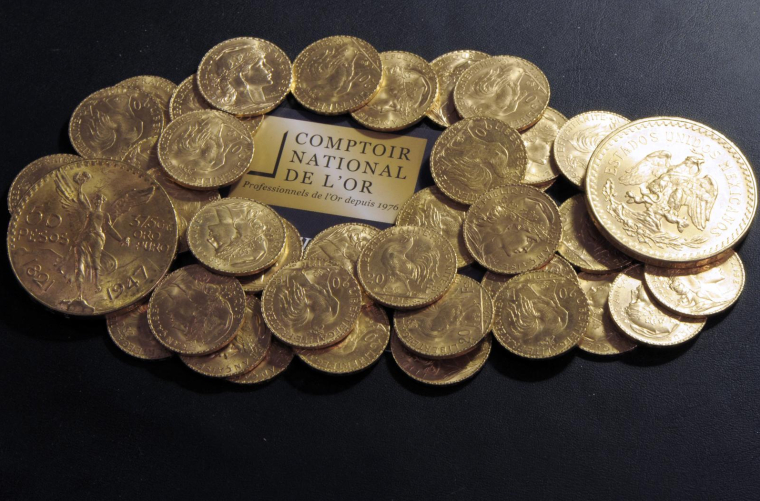 Des pièces d'or sont exposées sur une table au Comptoir National de l'Or à Paris. ( AFP / BERTRAND GUAY )