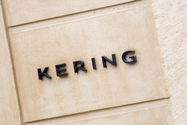 Le logo de Kering au siège de l'entreprise à Paris