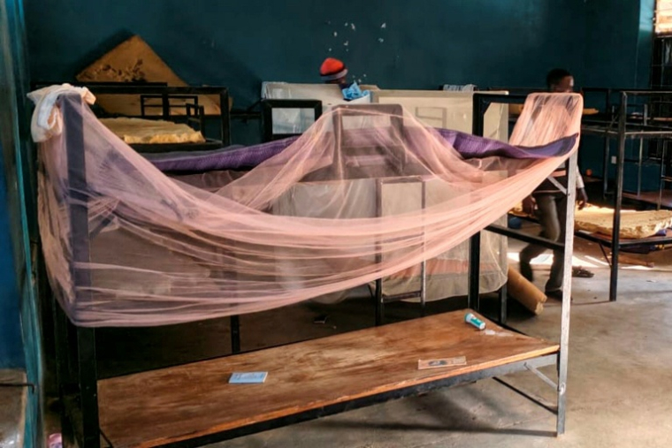 Photo prise le 21 novembre 2025 et fournie le 22 novembre 2025 par le révérend nigérian Bulus Dauwa Yohanna, montrant des lits vides et des affaires éparpillées dans un dortoir d'élèves à l'école catholique Saint Mary de Papiri (Nigeria) après un enlèvement de masse ( Christian Association of Nigeria (CAN) / Bulus Dauwa Yohanna )