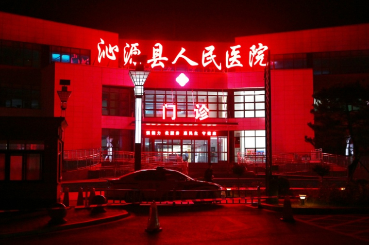 L'hôpital de Qinyuan, en Chine, cerné par des cordons de sécurité le 24 mai 2026 ( AFP / GREG BAKER )