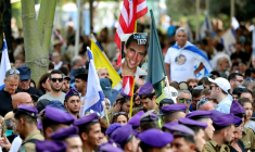 Une vaste foule assite à Kfar Saba le 11 novembre 2025 aux funérailles de Hadar Goldin, soldat israélien tué en 2014 à Gaza et dont la dépouille a été restituée dimanche à Israël par le Hamas, via la Croix-Rouge.  ( POOL / Abir SULTAN )