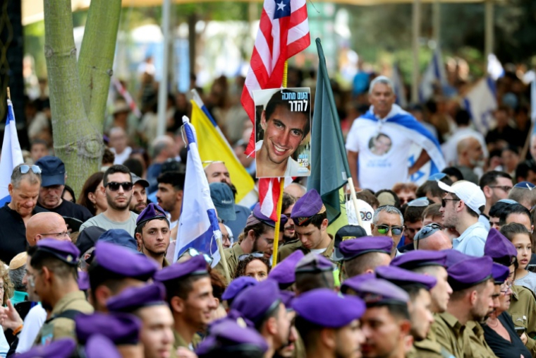 Une vaste foule assite à Kfar Saba le 11 novembre 2025 aux funérailles de Hadar Goldin, soldat israélien tué en 2014 à Gaza et dont la dépouille a été restituée dimanche à Israël par le Hamas, via la Croix-Rouge.  ( POOL / Abir SULTAN )