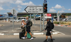 Des voyageurs se dirigent avec leurs bagages vers l'aéroport Ben Gourion de Tel-Aviv, le 4 mai 2025 ( AFP / Jack GUEZ )