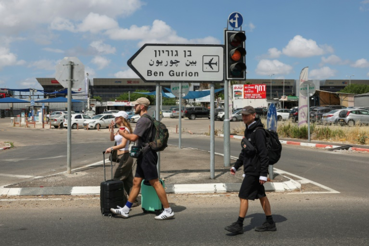 Des voyageurs se dirigent avec leurs bagages vers l'aéroport Ben Gourion de Tel-Aviv, le 4 mai 2025 ( AFP / Jack GUEZ )