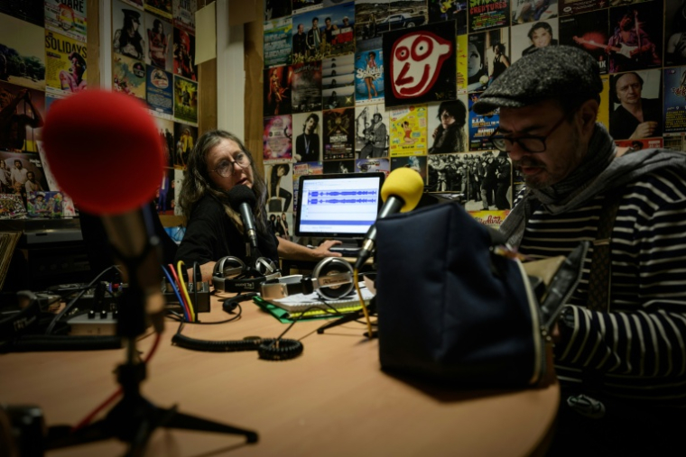 L'infirmière Charlotte Hill, à gauche, et un patient, Thierry, dans le studio de Radio Pinpon, à l'hôpital de Niort le 21 septembre 2026 ( AFP / Philippe LOPEZ )