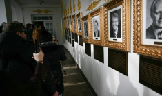 Les portraits des anciens présidents américains, accompagnés de résumés biographiques, à la Maison Blanche le 17 décembre 2025 ( AFP / Brendan SMIALOWSKI )