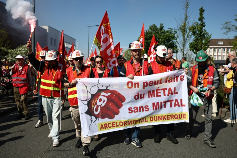 Des salariés d'Arcelor Mittal manifestent à Dukerque, dans le Nord, le 1er mai 2025 ( AFP / Sameer AL-DOUMY )