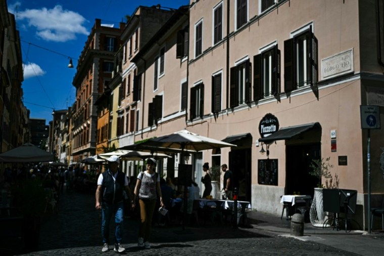Des terrasses de restaurants de la via Borgo Pio, le 29 avril 2025 à Rome ( AFP / Gabriel BOUYS )