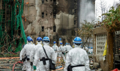 Photo diffusée par la police de Hong Kong le 1er décembre 2025 montrant des agents de l'Unité d'identification des victimes de catastrophes (DVIU) à l'œuvre après un incendie meurtrier dans le complexe résidentiel Wang Fuk Court, à Hong Kong ( Police Hong Kong / - )