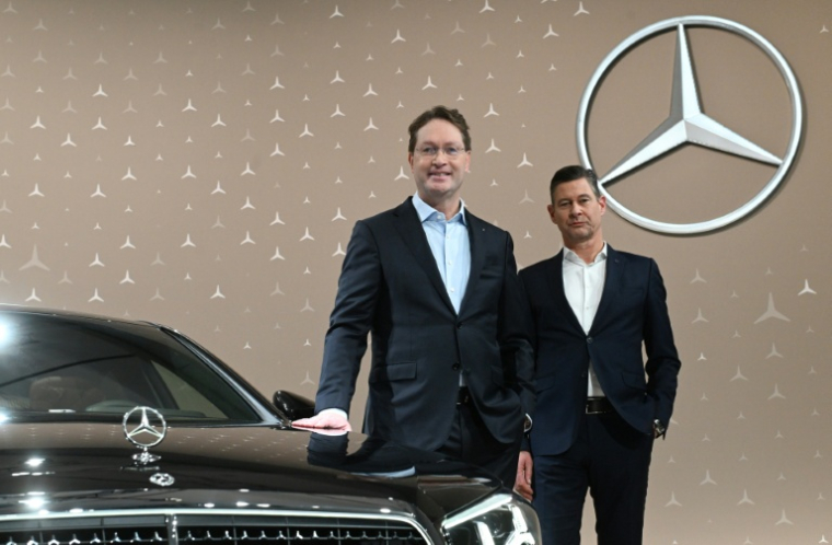 Le président du directoire de Mercedes-Benz, Ola Källenius (g) et Harald Wilhelm, directeur financier, à côté d'une Mercedes-Benz Classe S lors de la conférence annuelle sur les résultats de l'entreprise à Sindelfingen, le 12 février 2026 en Allemagne ( AFP / THOMAS KIENZLE )