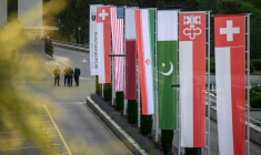 Les drapeaux de l'Iran, des Etats-Unis, du Pakistan, du Qatar et de la Suisse flottent devant l'hôtel qui doit accueillir les négociations irano-américaines à Burgenstock, en Suisse, le 21 juin 2026 ( AFP / Fabrice COFFRINI )