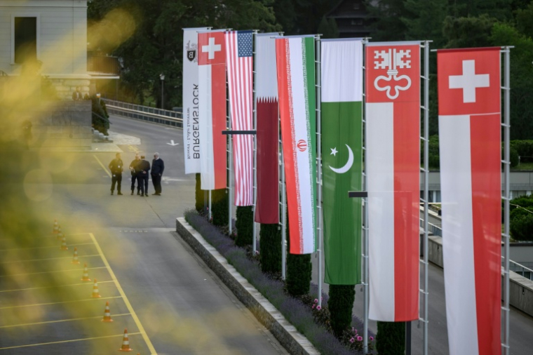 Les drapeaux de l'Iran, des Etats-Unis, du Pakistan, du Qatar et de la Suisse flottent devant l'hôtel du Bürgenstock qui doit accueillir les négociations irano-américaines, le 21 juin 2026 en Suisse  ( AFP / Fabrice COFFRINI )