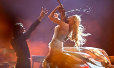 La violoniste Linda Lampenius et le chanteur Pete Parkkonen, pour la Finlande, sur la scène de l'Eurovision à Vienne, en Autriche, le 16 mai 2026. ( AFP / Tobias SCHWARZ )