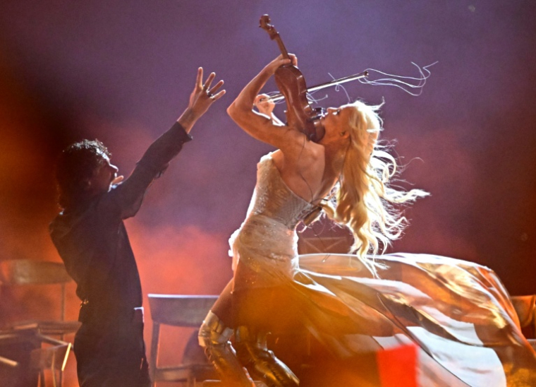 La violoniste Linda Lampenius et le chanteur Pete Parkkonen, pour la Finlande, sur la scène de l'Eurovision à Vienne, en Autriche, le 16 mai 2026. ( AFP / Tobias SCHWARZ )
