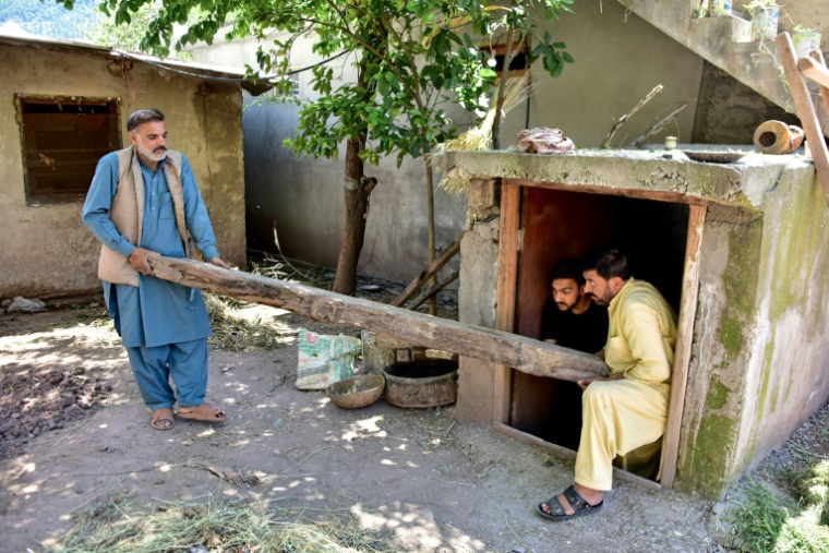 Des habitants nettoient et préparent un bunker souterrain près de leurs maisons dans le village de Chakothi, au Cachemire sous administration pakistanaise, près de la ligne de contrôle (LoC), le 27 avril 2025 ( AFP / Sajjad QAYYUM )
