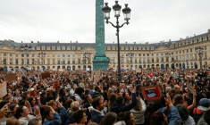 Manifestation non autorisée devant le ministère de la Justice place Vendôme, mettant en cause la justice dans l'affaire Lyhanna et le traitement des violences sexuelles, le 8 juin 2026 à Paris ( AFP / GEOFFROY VAN DER HASSELT )