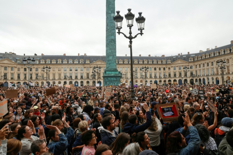 Manifestation non autorisée devant le ministère de la Justice place Vendôme, mettant en cause la justice dans l'affaire Lyhanna et le traitement des violences sexuelles, le 8 juin 2026 à Paris ( AFP / GEOFFROY VAN DER HASSELT )