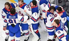 Les hockeyeurs américains vainqueurs du Canada, le 22 février 2026 à Milan ( AFP / Antonin THUILLIER )