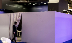 Le stand fermé de Controp, développeur et fabricant israélien de systèmes électro-optiques infrarouges (EO/IR) pour la défense et la surveillance, au salon Eurosatory, au nord de Paris, le 15 juin 2026 ( AFP / Guillaume BAPTISTE )