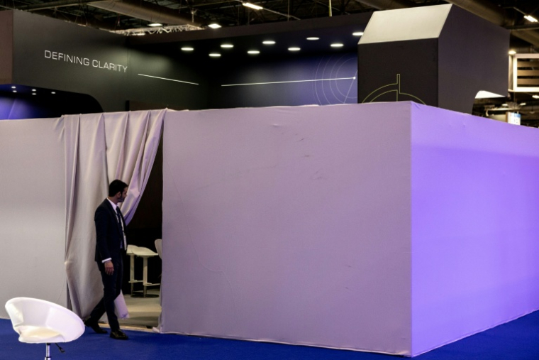 Le stand fermé de Controp, développeur et fabricant israélien de systèmes électro-optiques infrarouges (EO/IR) pour la défense et la surveillance, au salon Eurosatory, au nord de Paris, le 15 juin 2026 ( AFP / Guillaume BAPTISTE )