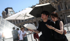 Deux personnes s'abritent lors de la canicule à Paris