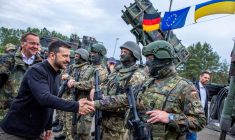 Le président ukrainien Volodymyr Zelenskiy interagit avec des soldats lors de sa visite d'une zone d'entraînement militaire dans un lieu non divulgué, en Allemagne