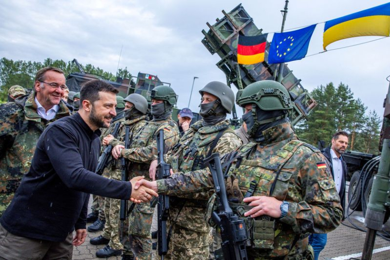Le président ukrainien Volodymyr Zelenskiy interagit avec des soldats lors de sa visite d'une zone d'entraînement militaire dans un lieu non divulgué, en Allemagne