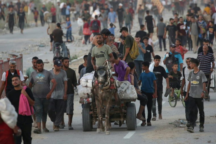 Des Palestiniens reviennent d'un point de distribution d'aide humanitaire dans le nord de Gaza, à Jabalia le 23 juillet 2025 ( AFP / Eyad BABA )