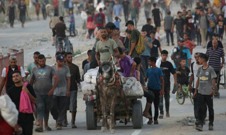 Des Palestiniens reviennent d'un point de distribution d'aide humanitaire dans le nord de Gaza, à Jabalia le 23 juillet 2025 ( AFP / Eyad BABA )