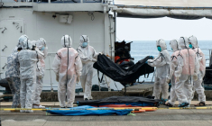Des membres des garde-côtes philippins déchargent des sacs mortuaires contenant les victimes de l'incendie d'un ferry au port de Borac, à Coron, aux Philippines, le 12 septembre 2026 ( AFP / Ron Lopez )