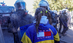 Une manifestante face à des policiers antiémeute à Tirana le 19 octobre 2026, au 7e jour de contestation contre les conditions dans les universités et réclamer la démission du Premier ministre albanais ( AFP / Adnan Beci )