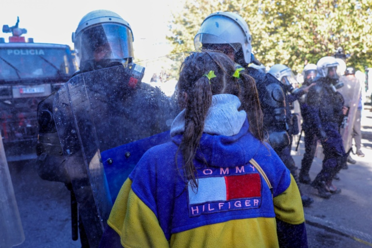 Une manifestante face à des policiers antiémeute à Tirana le 19 octobre 2026, au 7e jour de contestation contre les conditions dans les universités et réclamer la démission du Premier ministre albanais ( AFP / Adnan Beci )