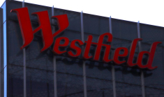 Une enseigne de Westfield Corp orne la façade d'un immeuble du centre-ville de Sydney