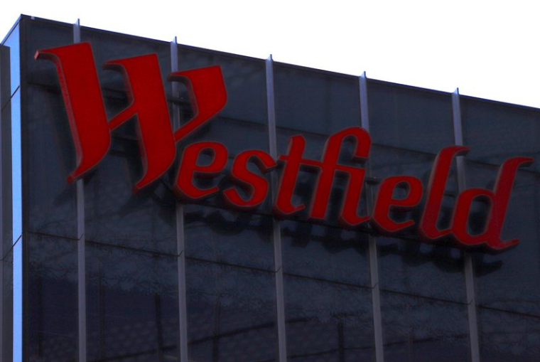 Une enseigne de Westfield Corp orne la façade d'un immeuble du centre-ville de Sydney