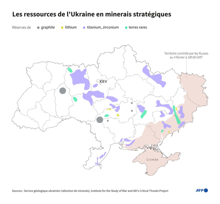 Carte de l'Ukraine localisant approximativement les réserves d'une sélection de minerais : graphite, lithium, titane, zirconium et terres rares  ( AFP / Sylvie HUSSON )