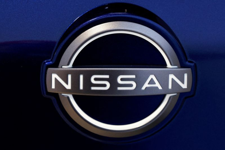 FILE PHOTO: A logo of Nissan is seen inside a Nissan car dealer in ArnhemUn logo de Nissan est visible à l'intérieur d'une concession Nissan à Arnhem, aux Pays-Bas