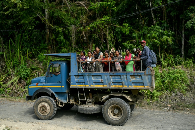 Des habitants véhiculés près du village de Campbell Bay, sur l'île de Grande Nicobar, dans l'archipel indien des Andaman-et-Nicobar, le 26 mars 2026  ( AFP / R. Satish BABU )