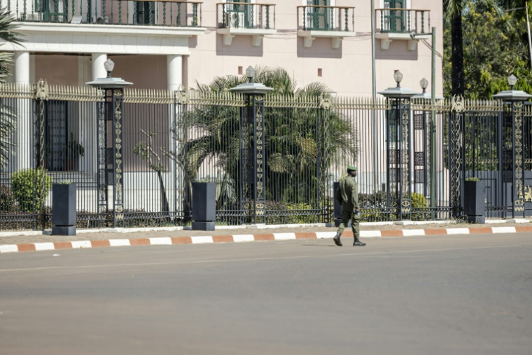 Un soldat passe devant le palais présidentiel après le coup d'Etat militaire en Guinée-Bissau, à Bissau le 28 novembre 2025 ( AFP / PATRICK MEINHARDT )