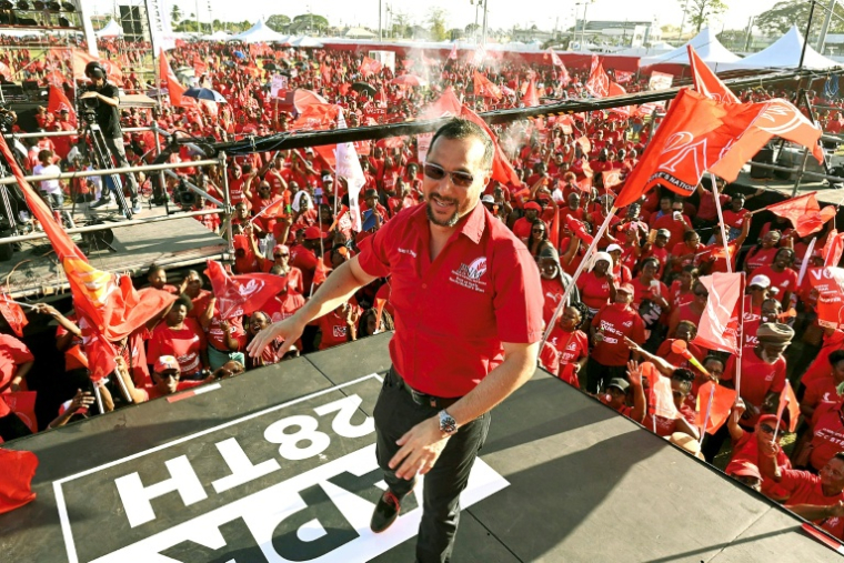 Le premier ministre de Trinité-et-Tobago, Stuart Young, du parti Mouvement National du Peuple, s'adresse à ses partisans lors d'un rassemblement à Port-d'Espagne, Trinité-et-Tobago, le 26 avril 2025 ( AFP / Robert TAYLOR )