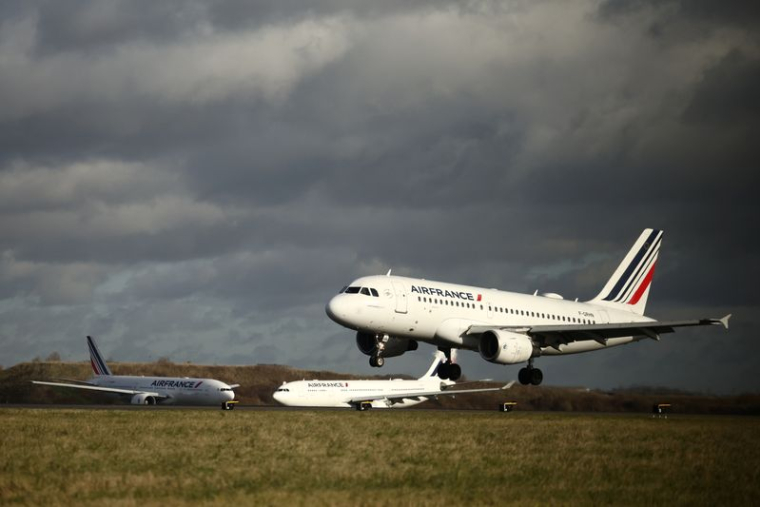 Un avion Airbus A319 d'Air France atterrit à l'aéroport Paris Charles de Gaulle