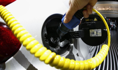 AMNESTY DÉNONCE LA POLLUTION CARBONE DES BATTERIES DES VOITURES ÉLECTRIQUES