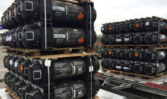 Photo d'archives de l'aide militaire, fournie dans le cadre de l'assistance à la sécurité des États-Unis à l'Ukraine, déchargée d'un avion à l'aéroport de Boryspil