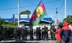 Des manifestants calédoniens indépendantistes font face à des gendarmes devant le siège de l'Union calédonienne  à Nouméa, le 19 juin 2024  ( AFP / Delphine Mayeur )