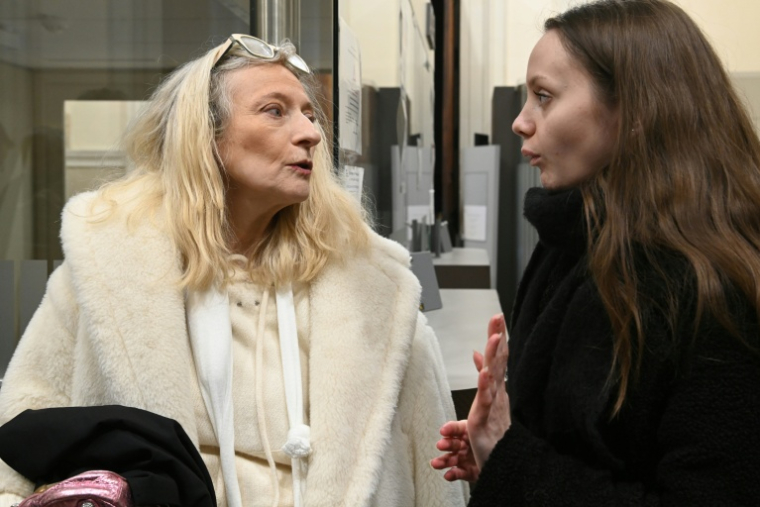 Chloé P. parle avec son avocate Me Isabelle Steyer (G) à l'entrée de la cour d'assises du Loir-et-Cher à Blois le 15 janvier 2026 ( AFP / JEAN-FRANCOIS MONIER )