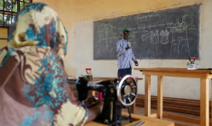 Christophe Yonaba, professeur de couture, dans une école pour anciens enfants soldats, à Bria, en Centrafrique, le 1er avril 2026 ( AFP / Mariam KONE )