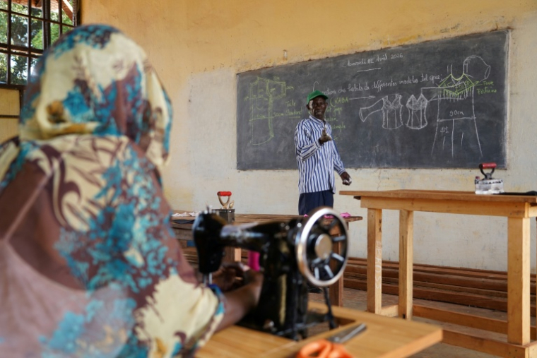 Christophe Yonaba, professeur de couture, dans une école pour anciens enfants soldats, à Bria, en Centrafrique, le 1er avril 2026 ( AFP / Mariam KONE )