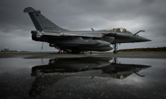 Un avion de combat Rafale stationne sur la base aérienne 120 de Cazaux, dans le sud-ouest de la France le 29 janvier 2026 ( AFP / Philippe LOPEZ )