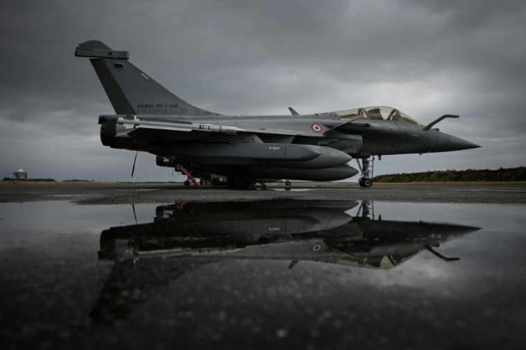 Un avion de combat Rafale stationne sur la base aérienne 120 de Cazaux, dans le sud-ouest de la France le 29 janvier 2026 ( AFP / Philippe LOPEZ )