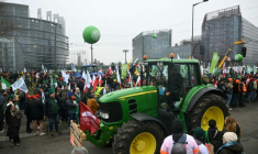 Des agriculteurs européens manifestent devant le Parlement européen contre l'accord de libre-échange entre l'UE et les pays du Mercosur, à la veille d'un vote sur une saisine des tribunaux, le 20 janvier 2026 à Strasbourg ( AFP / NICOLAS TUCAT )